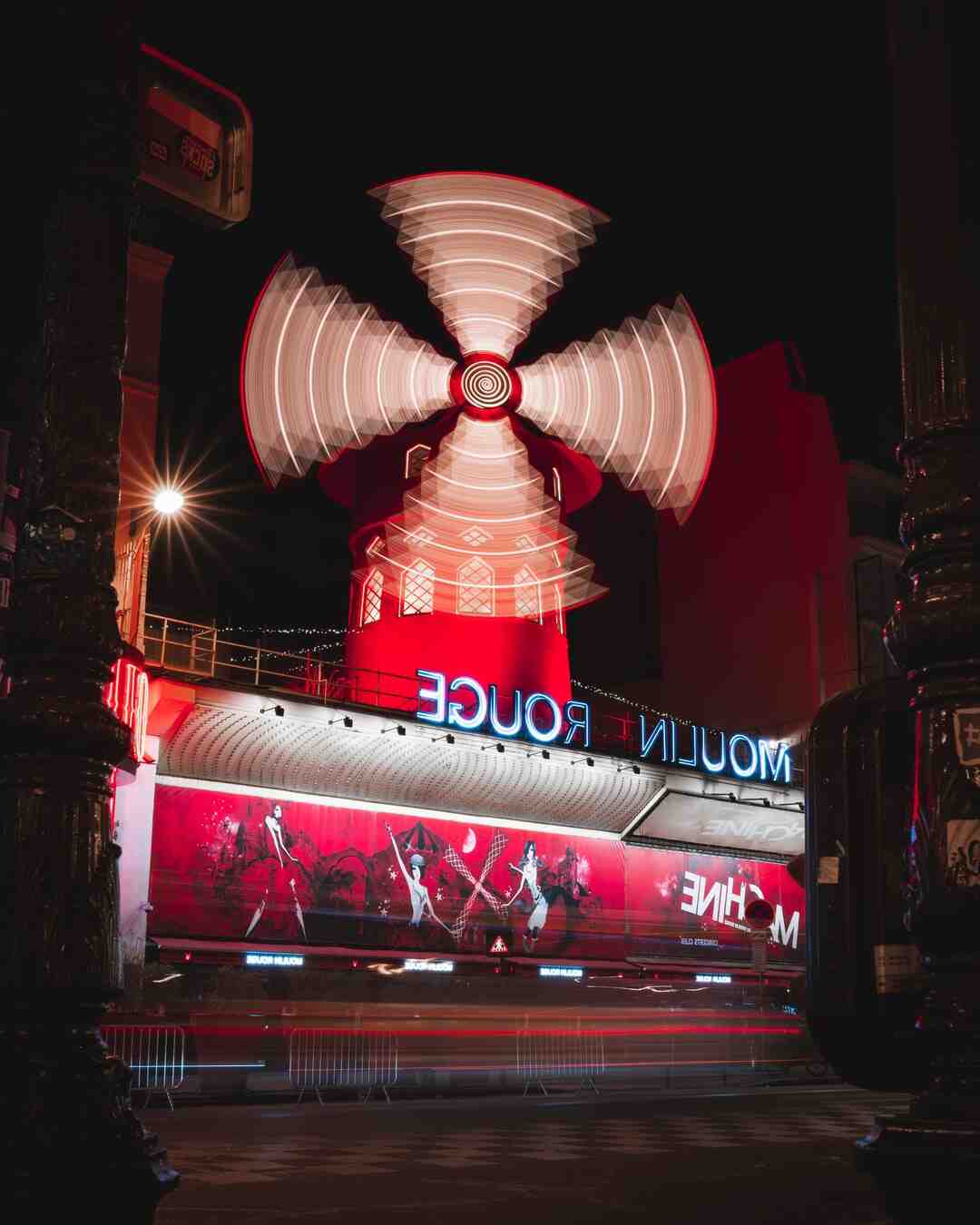 Quand a été construit le Moulin Rouge ?